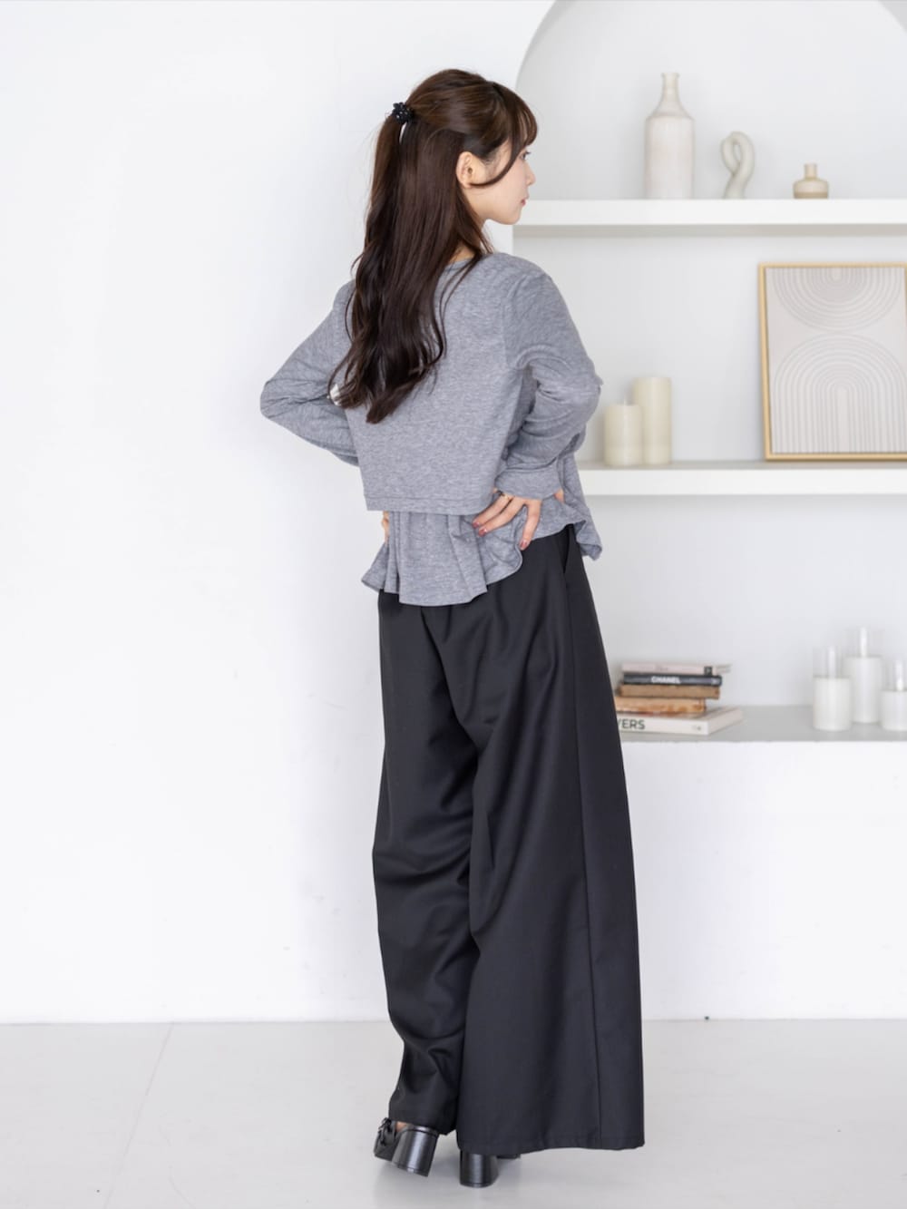 ブラック系のパンプス、ブラック系のその他パンツ、グレー系のTシャツ/カットソーを着用したレディースの夏コーディネートの2枚目の写真