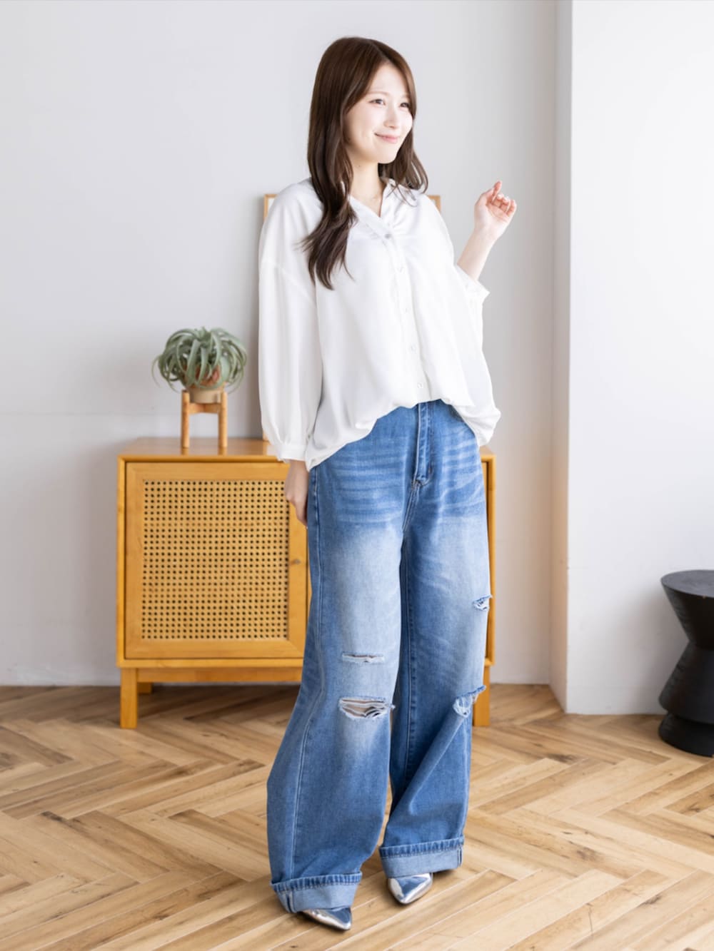 シルバー系のパンプス、ブルー系のデニムパンツ、ホワイト系のシャツ/ブラウスを着用したレディースの夏コーディネートの3枚目の写真