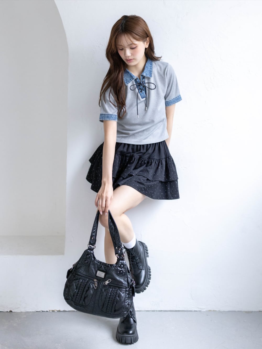 ブラック系のブーツ、ブラック系のスカート、グレー系のTシャツ/カットソーを着用したレディースの春コーディネートの3枚目の写真