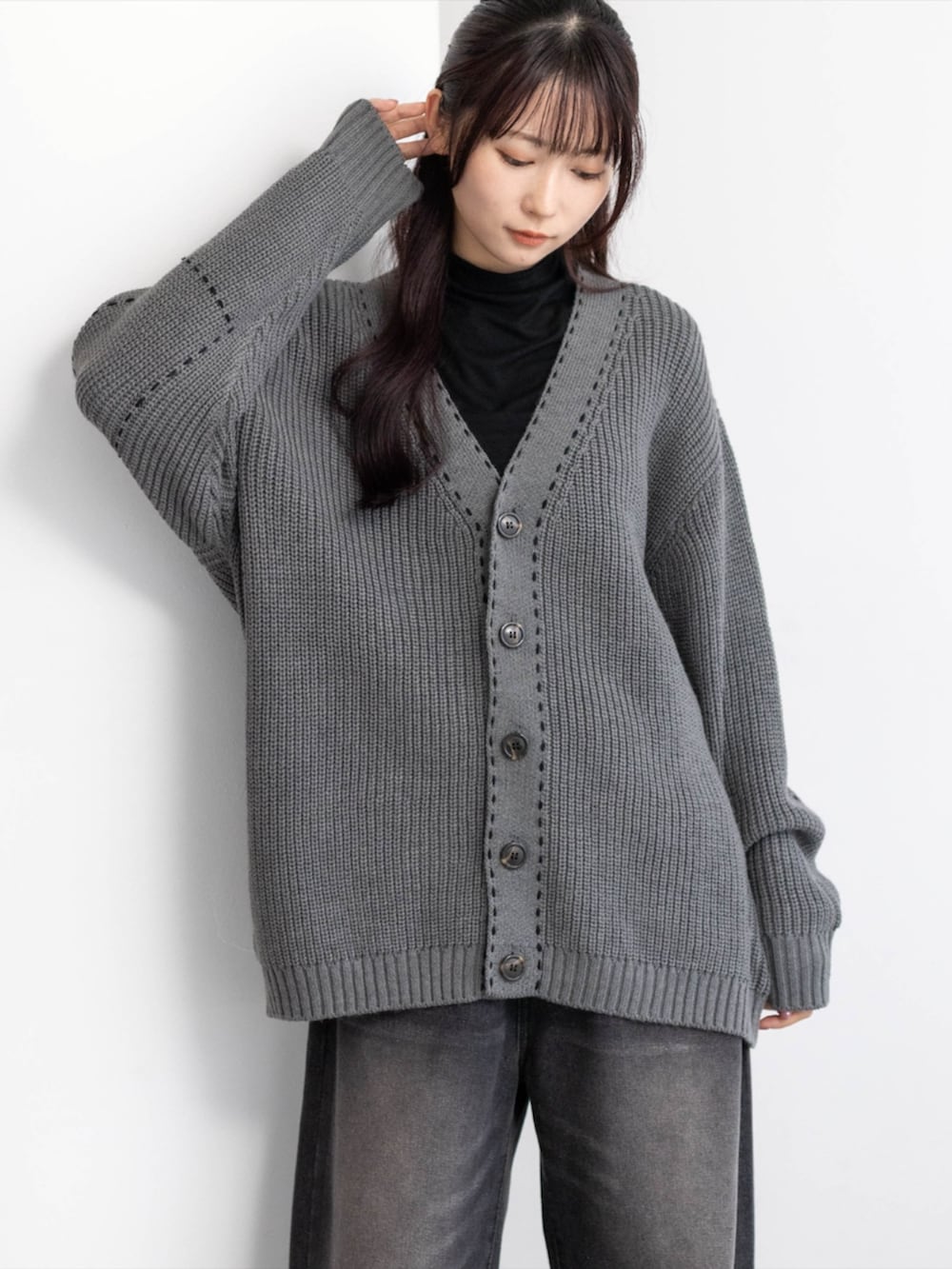 ブラック系のTシャツ/カットソー、ブラック系のデニムパンツ、ブラック系のブーツを着用したレディースの秋コーディネートの7枚目の写真
