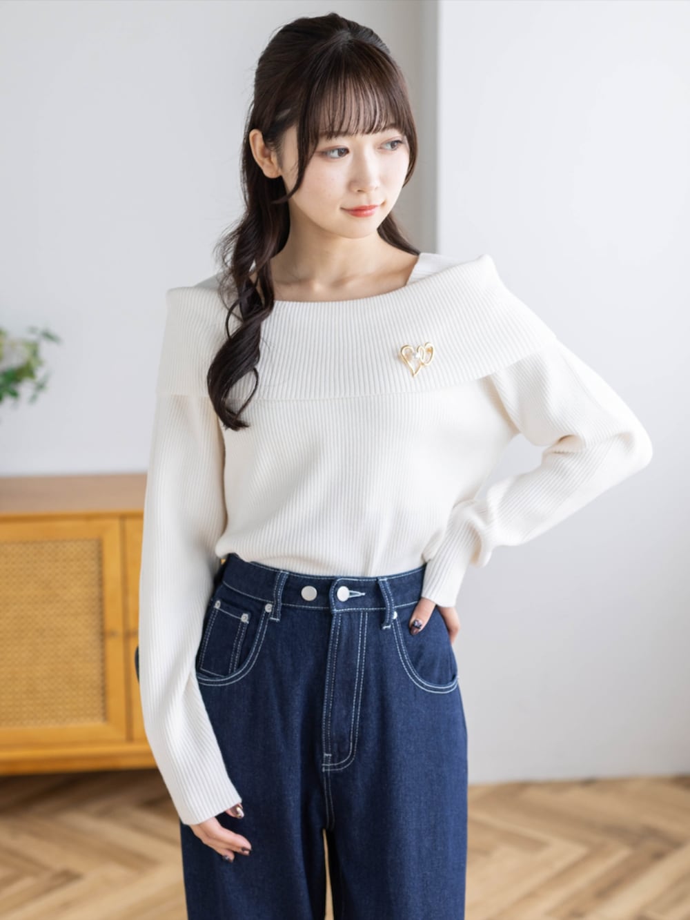 レッド系のパンプス、ブルー系のデニムパンツ、ホワイト系のニット/セーターを着用したレディースの秋コーディネートの5枚目の写真