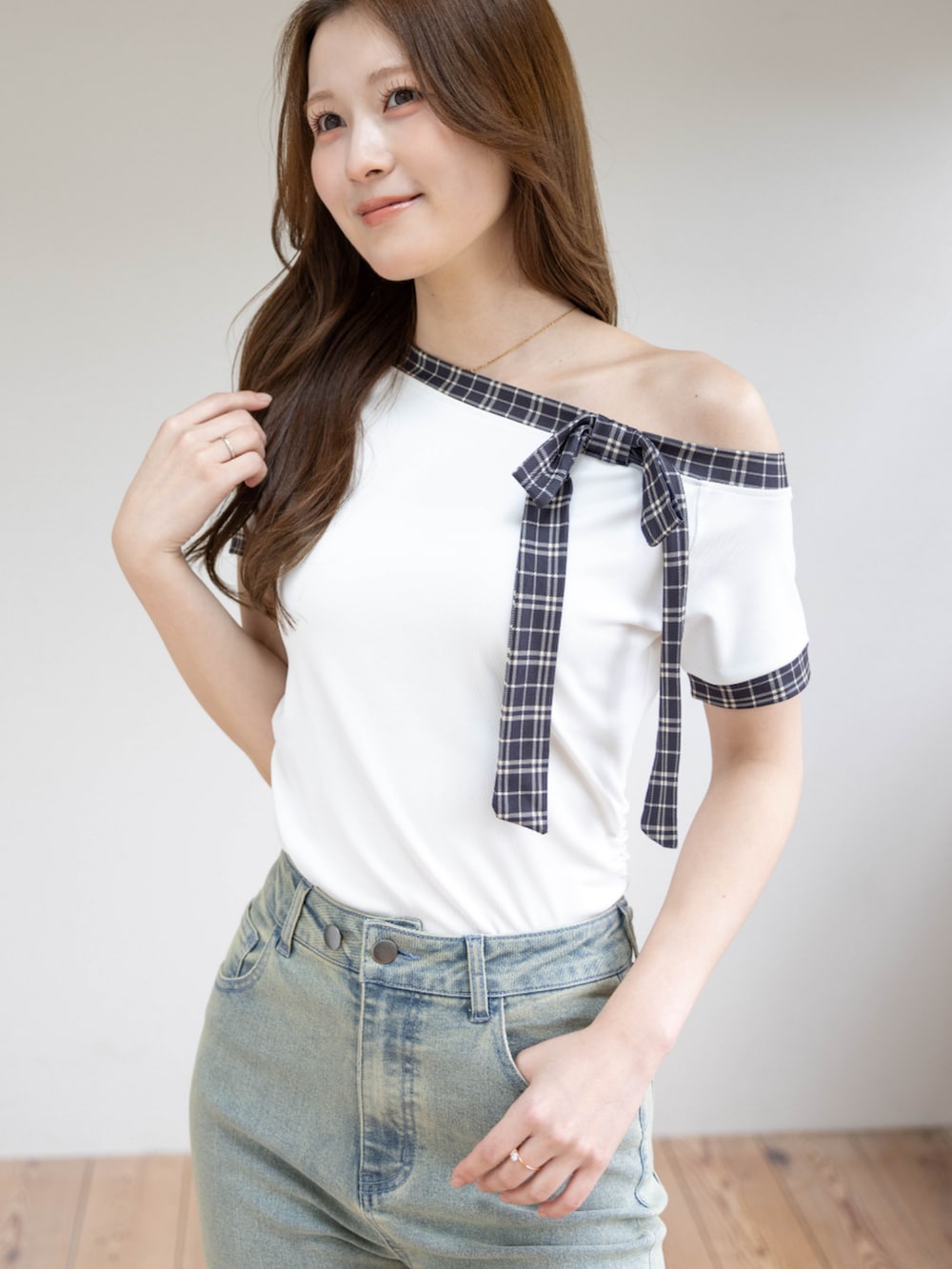 ホワイト系のTシャツ/カットソーを着用したレディースの春コーディネートの4枚目の写真