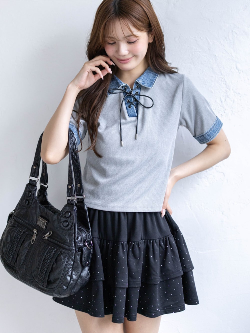 ブラック系のブーツ、ブラック系のスカート、グレー系のTシャツ/カットソーを着用したレディースの春コーディネートの5枚目の写真