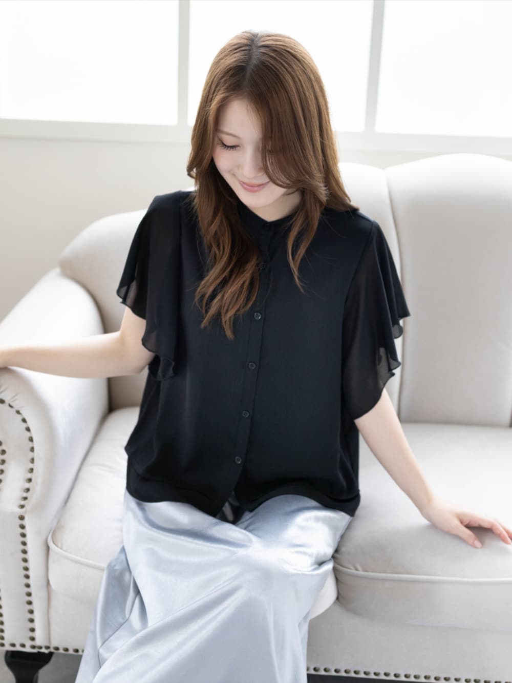 ブラック系のパンプス、ブラック系のシャツ/ブラウス、グレー系のスカートを着用したレディースの春コーディネートの3枚目の写真