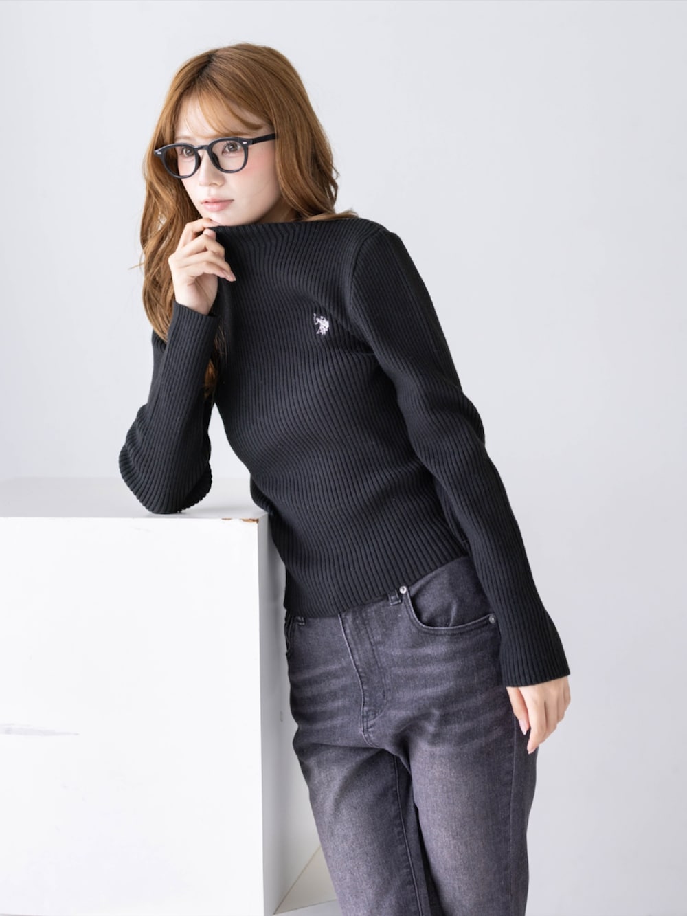 ブラック系のデニムパンツ、ブラック系のパンプス、ブラック系のニット/セーターを着用したレディースの秋コーディネートの6枚目の写真