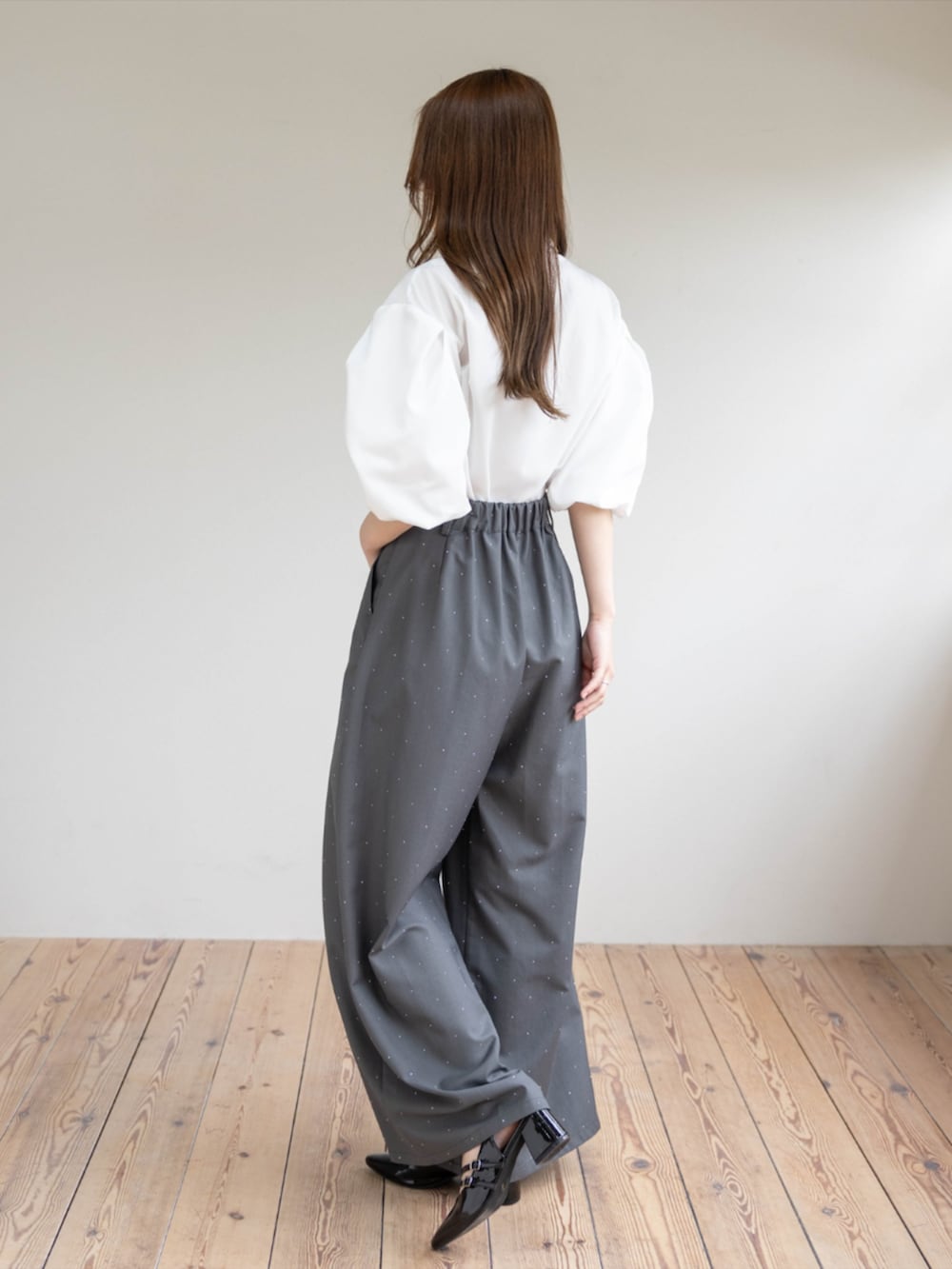 ブラック系のパンプス、グレー系のその他パンツ、ホワイト系のシャツ/ブラウスを着用したレディースの春コーディネートの3枚目の写真