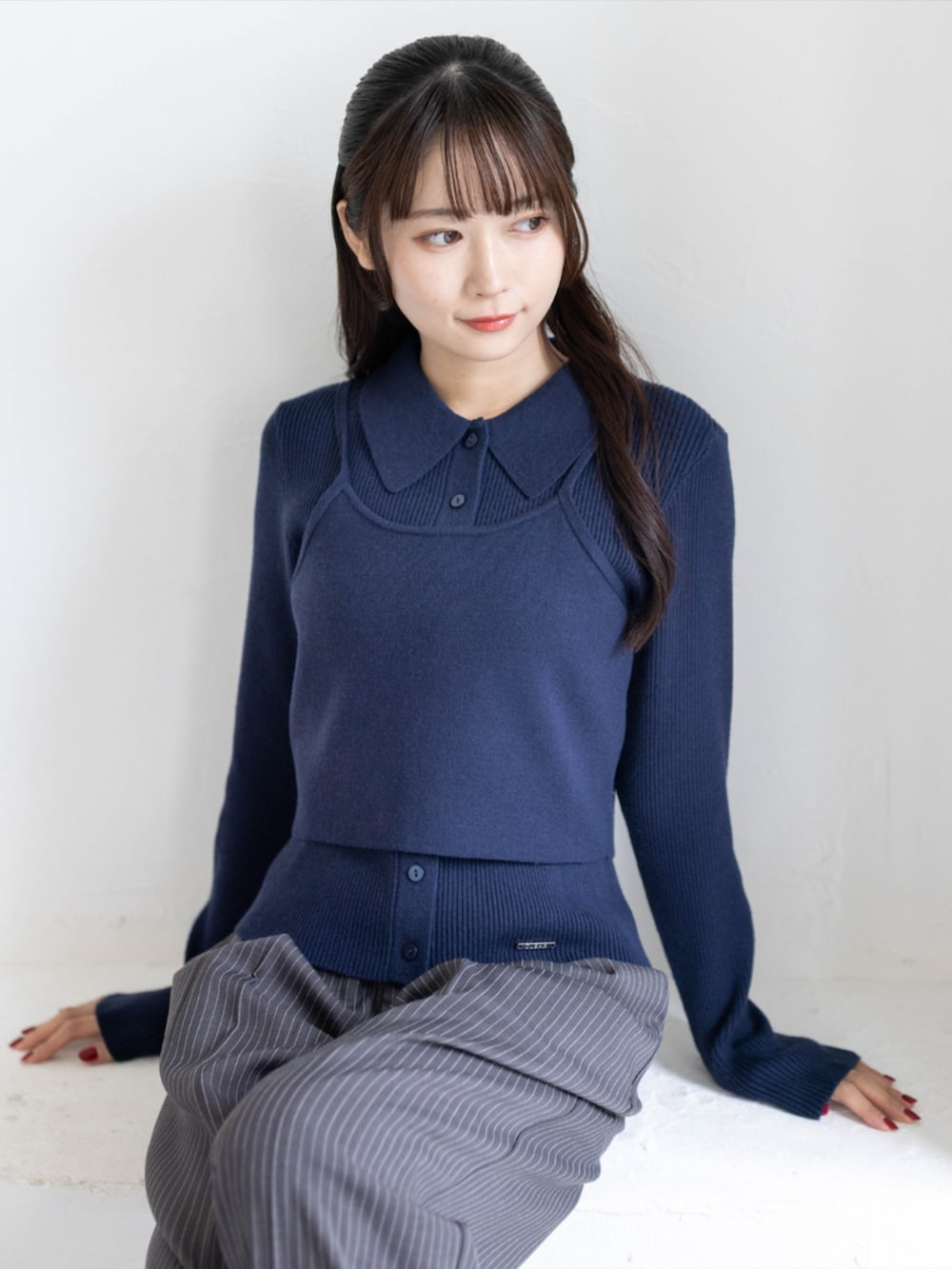 シルバー系のパンプス、グレー系のスラックス、ブルー系のニット/セーターを着用したレディースの秋コーディネートの10枚目の写真