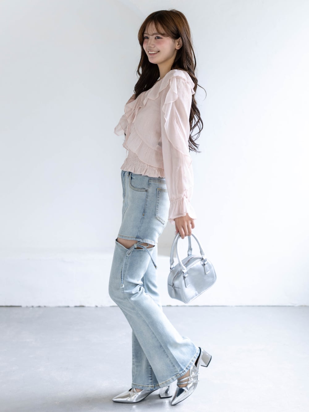 シルバー系のパンプス、ブルー系のデニムパンツ、ピンク系のシャツ/ブラウスを着用したレディースの春コーディネートの3枚目の写真