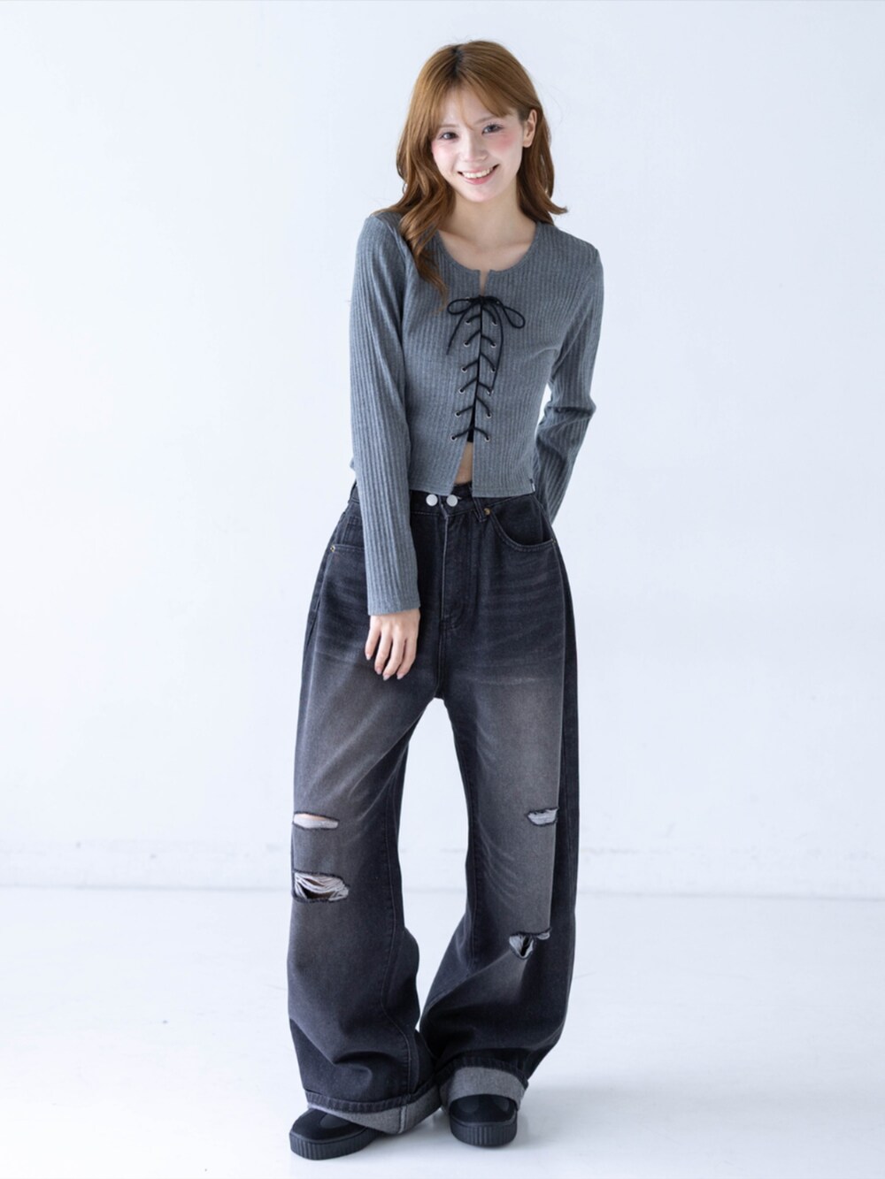 ブラック系のスニーカー、ブラック系のデニムパンツ、グレー系のTシャツ/カットソーを着用したレディースの夏コーディネートの3枚目の写真