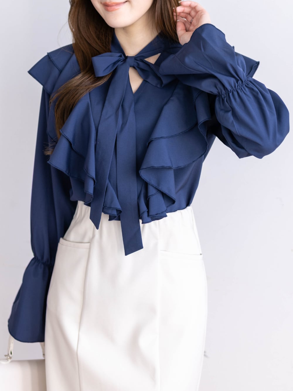 ブルー系のシャツ/ブラウス、ホワイト系のスカートを着用したレディースの冬コーディネートの5枚目の写真