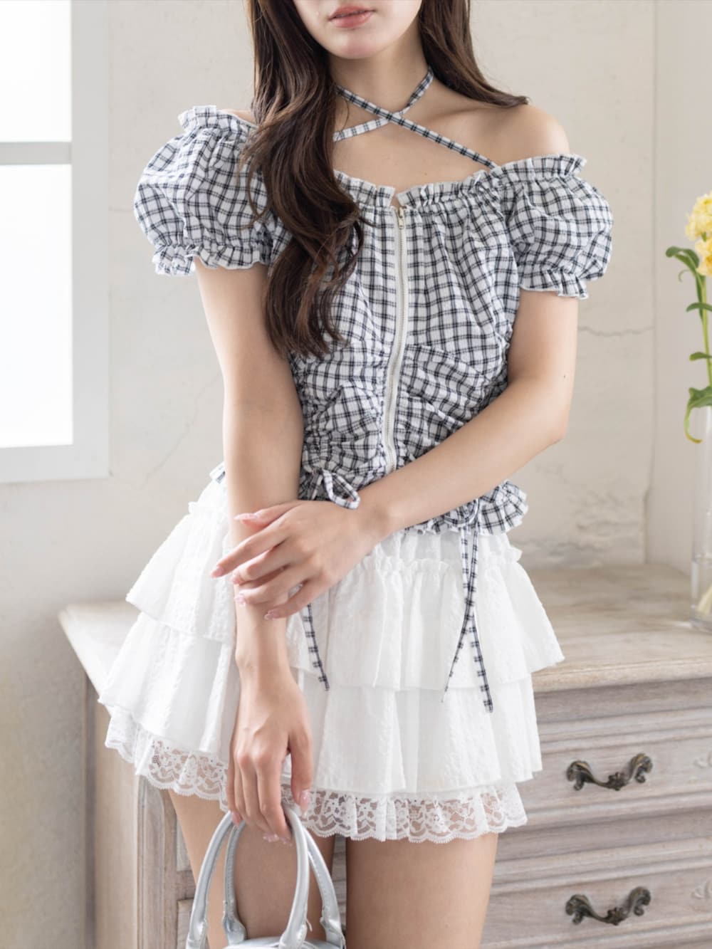 シルバー系のパンプス、ホワイト系のスカート、ホワイト系のシャツ/ブラウスを着用したレディースの春コーディネートの5枚目の写真