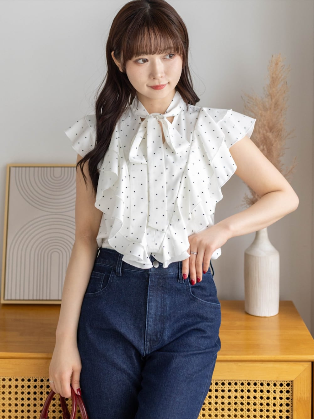 レッド系のパンプス、ブルー系のデニムパンツ、ホワイト系のシャツ/ブラウスを着用したレディースの夏コーディネートの5枚目の写真
