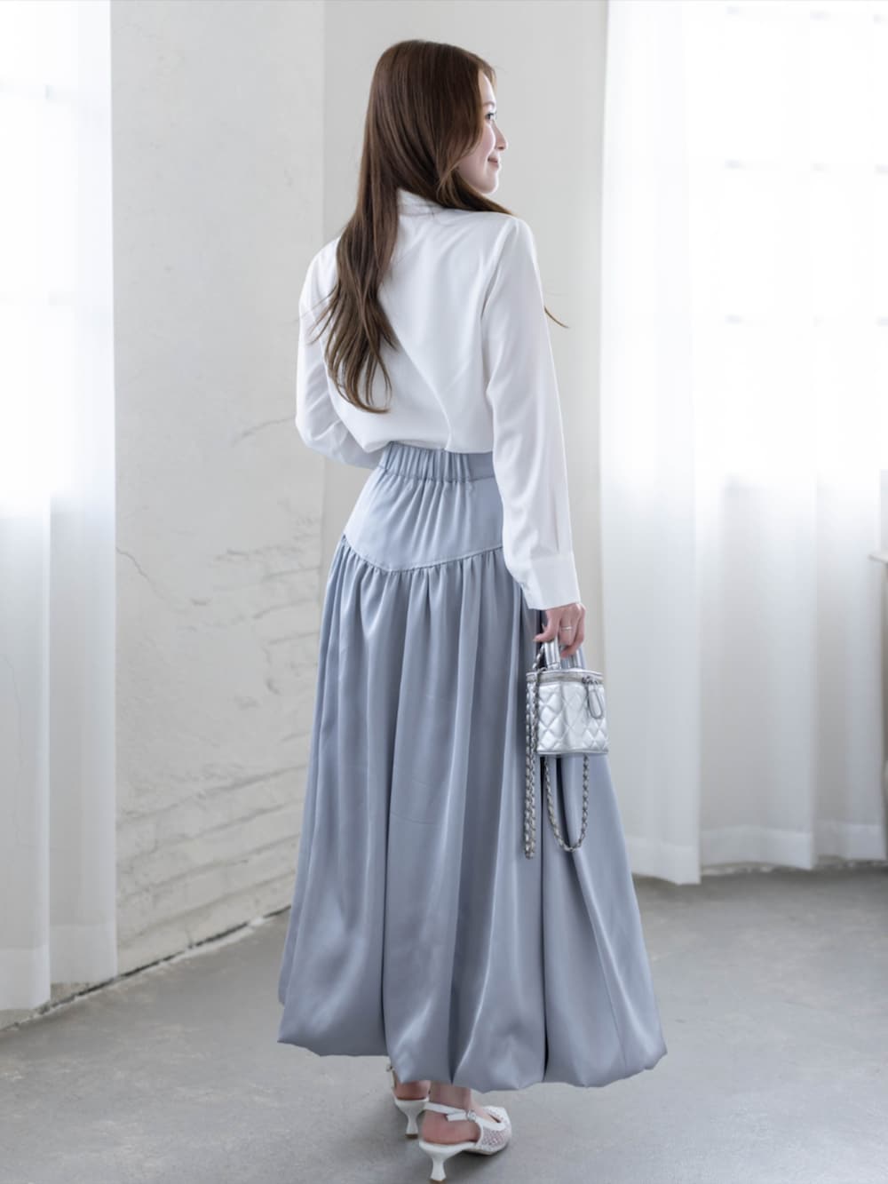 ホワイト系のシャツ/ブラウス、ホワイト系のパンプス、グレー系のスカートを着用したレディースの夏コーディネートの3枚目の写真