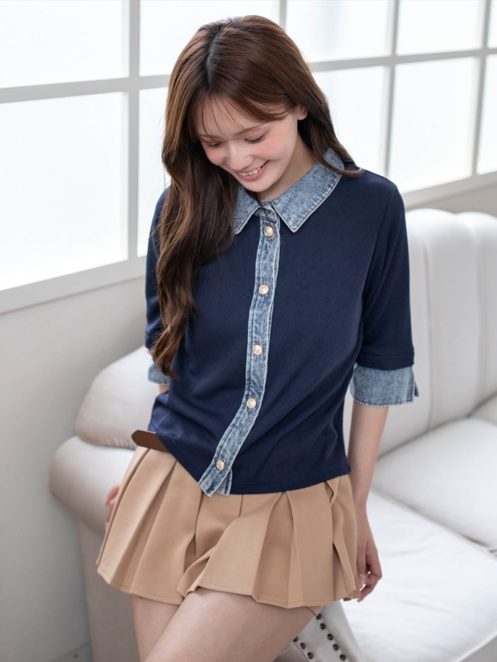 ブラウン系のブーツ、ベージュ系のスカート、ブルー系のTシャツ/カットソーを着用したレディースの春コーディネートの4枚目の写真