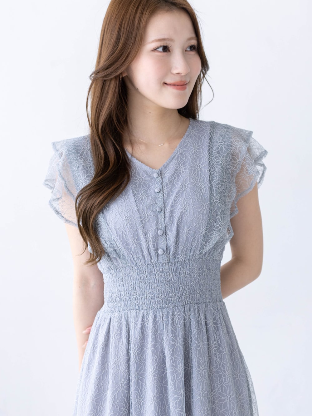 グレー系のワンピースを着用したレディースの冬コーディネートの5枚目の写真