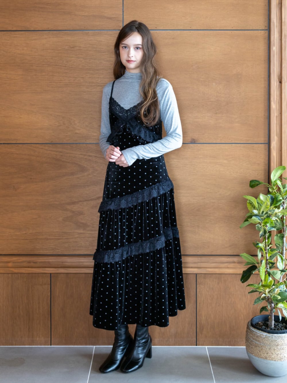 ブラック系のブーツ、グレー系のTシャツ/カットソー、ブラック系のワンピースを着用したレディースの秋コーディネートの3枚目の写真