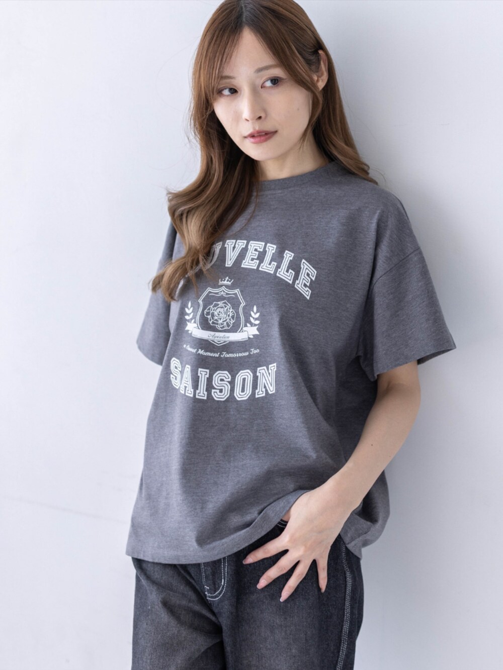 グレー系のTシャツ/カットソー、ブラック系のデニムパンツを着用したレディースの春コーディネートの3枚目の写真