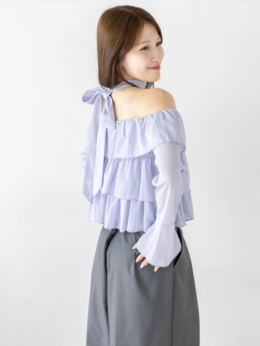 シルバー系のパンプス、グレー系のその他パンツ、ブルー系のシャツ/ブラウスを着用したレディースの夏コーディネートの8枚目の写真