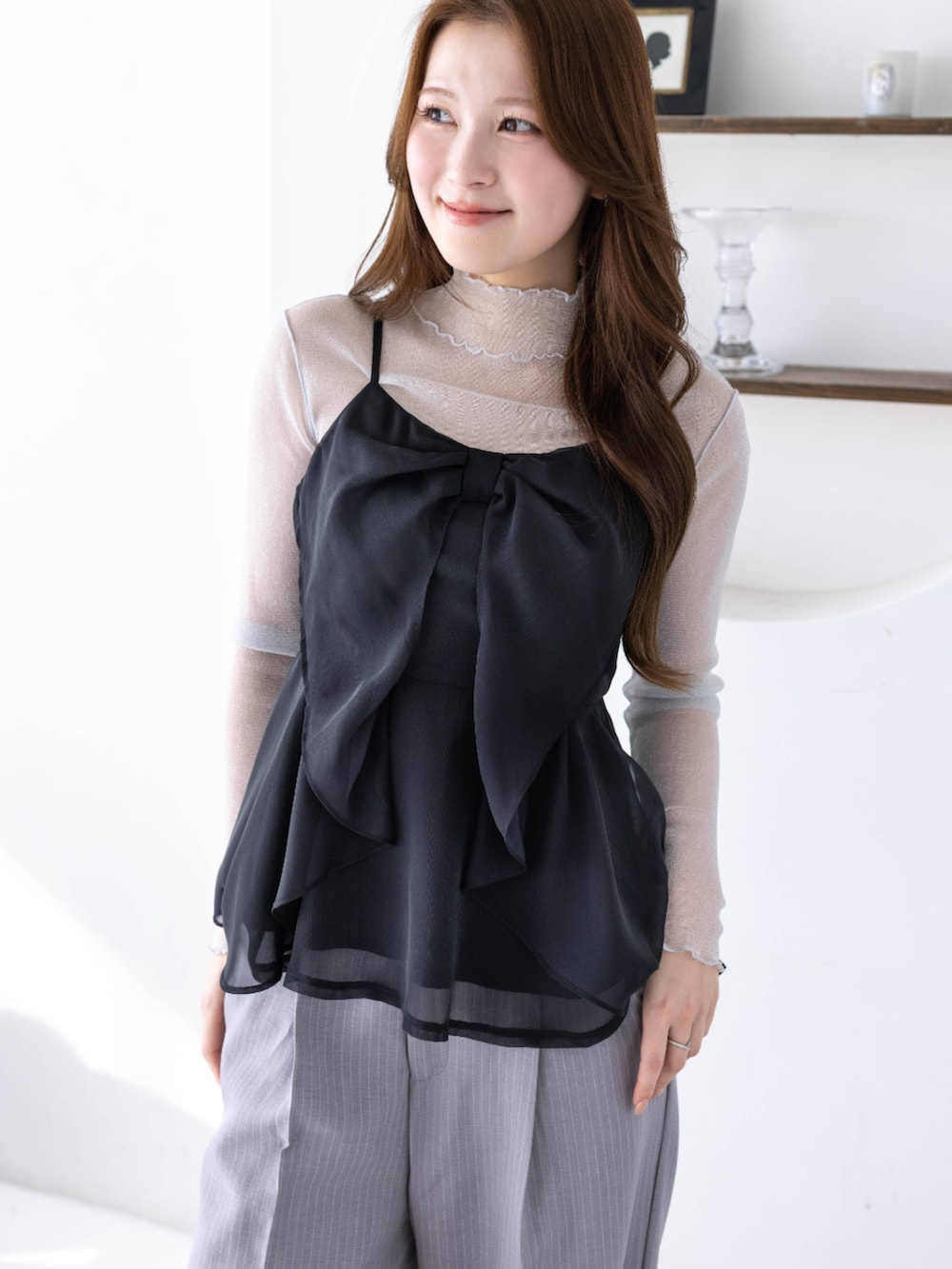 ブラック系のキャミソール、グレー系のその他パンツを着用したレディースの冬コーディネートの4枚目の写真