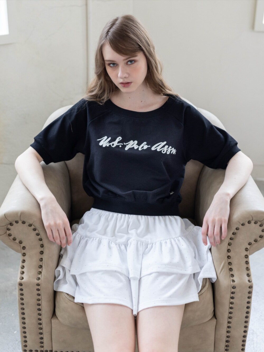 ブラック系のパンプス、ホワイト系のスカート、ブラック系のTシャツ/カットソーを着用したレディースの夏コーディネートの5枚目の写真