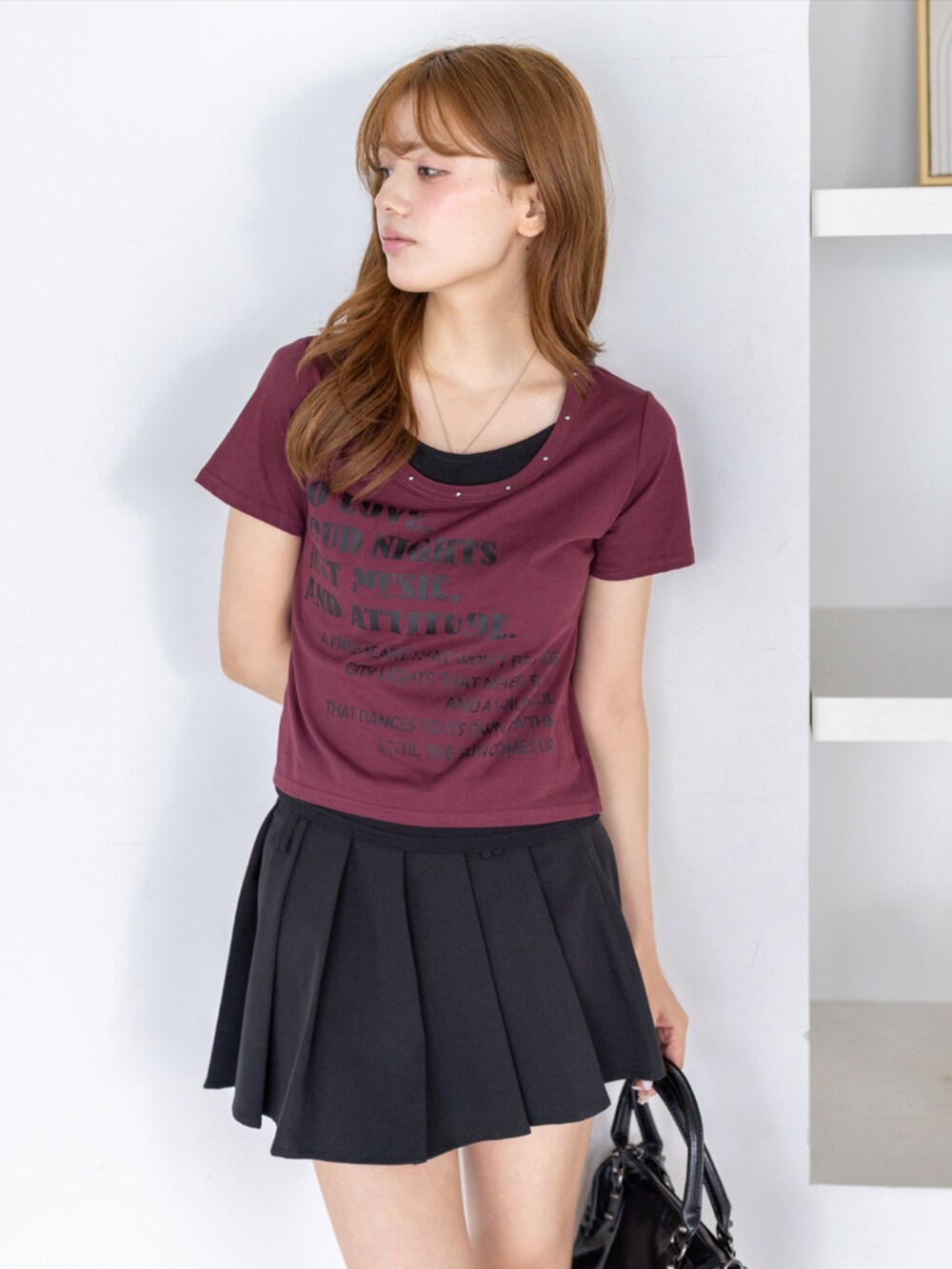 ブラック系のブーツ、ブラック系のスカート、レッド系のTシャツ/カットソーを着用したレディースの夏コーディネートの4枚目の写真