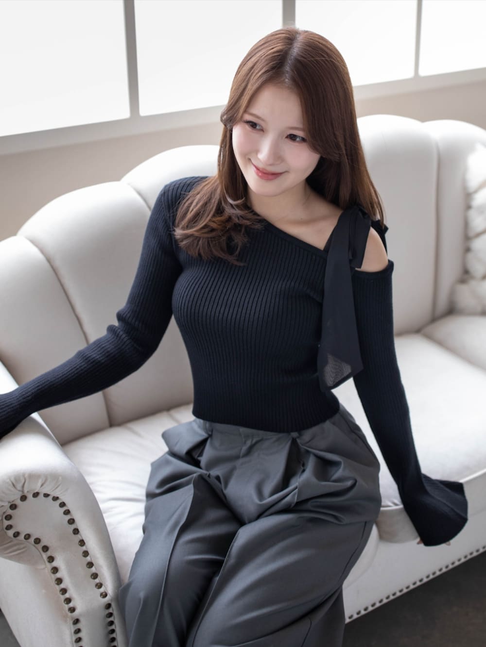 グレー系のその他パンツ、ブラック系のパンプス、ブラック系のニット/セーターを着用したレディースの秋コーディネートの4枚目の写真