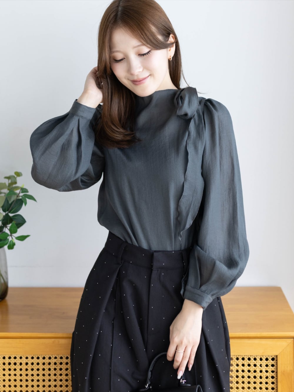 ブラック系のパンプス、ブラック系のハンドバッグ、ブラック系のその他パンツを着用したレディースの夏コーディネートの3枚目の写真
