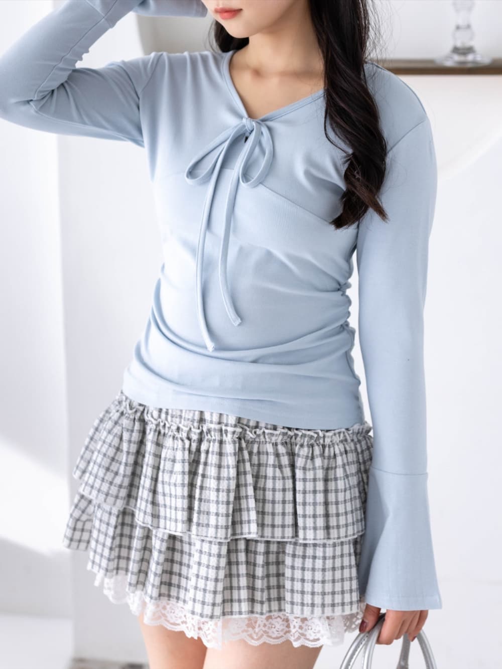 シルバー系のパンプス、ホワイト系のスカート、ブルー系のTシャツ/カットソーを着用したレディースの夏コーディネートの4枚目の写真