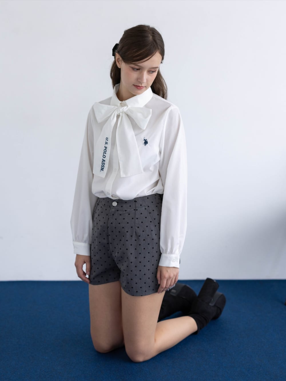 ホワイト系のシャツ/ブラウス、グレー系のその他パンツ、ブラック系のブーツを着用したレディースの秋コーディネートの7枚目の写真