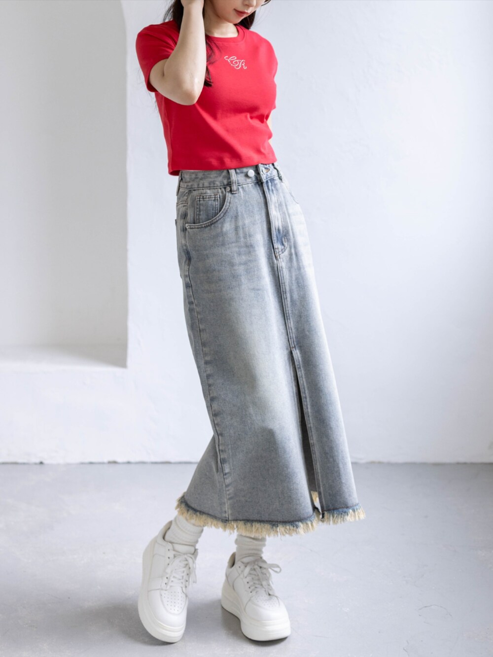 ブルー系のデニムスカート、レッド系のTシャツ/カットソーを着用したレディースの夏コーディネートの3枚目の写真