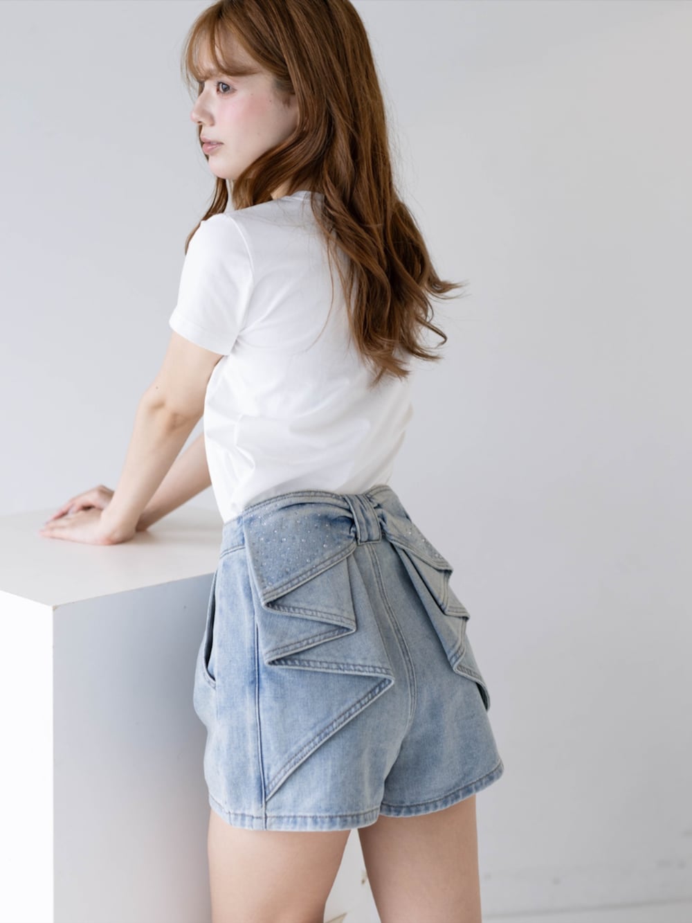 ホワイト系のTシャツ/カットソー、ホワイト系のサンダル、ブルー系のデニムパンツを着用したレディースの夏コーディネートの4枚目の写真