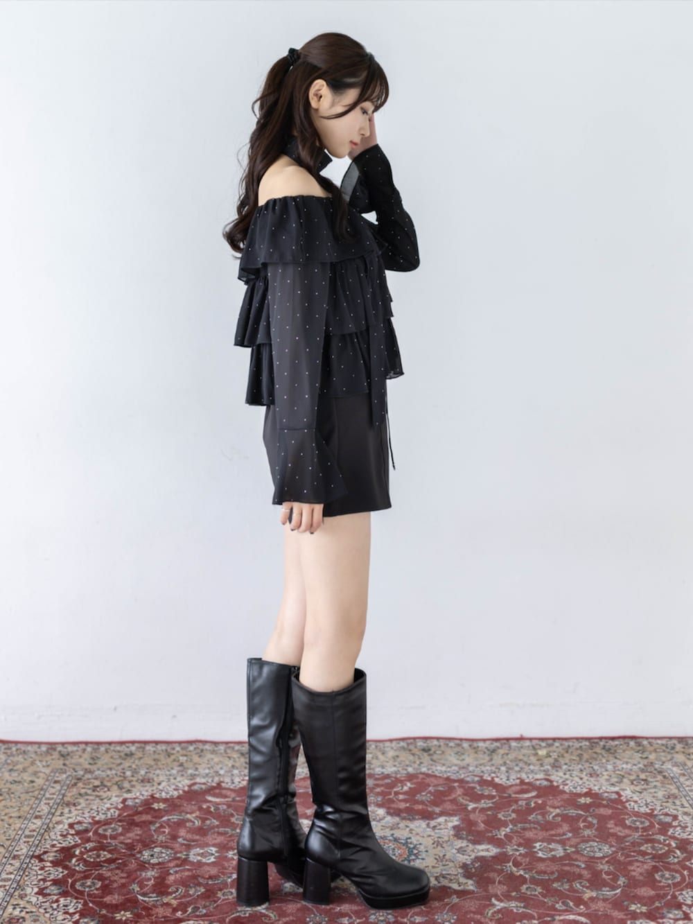 ブラック系のその他パンツ、ブラック系のシャツ/ブラウスを着用したレディースの夏コーディネートの4枚目の写真
