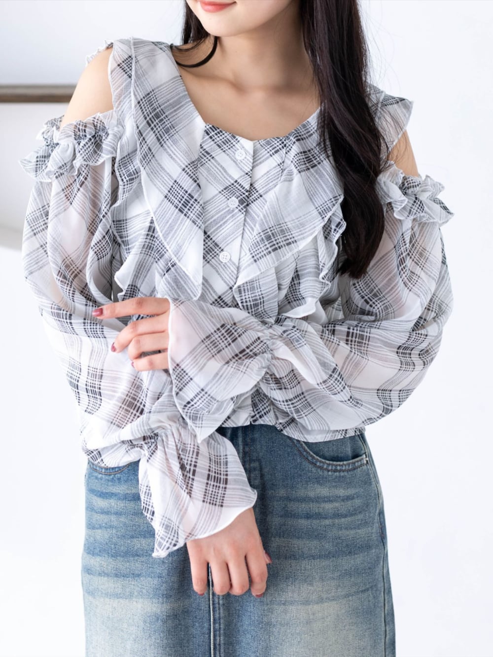 ブラック系のブーツ、ブルー系のスカート、ホワイト系のシャツ/ブラウスを着用したレディースの春コーディネートの4枚目の写真