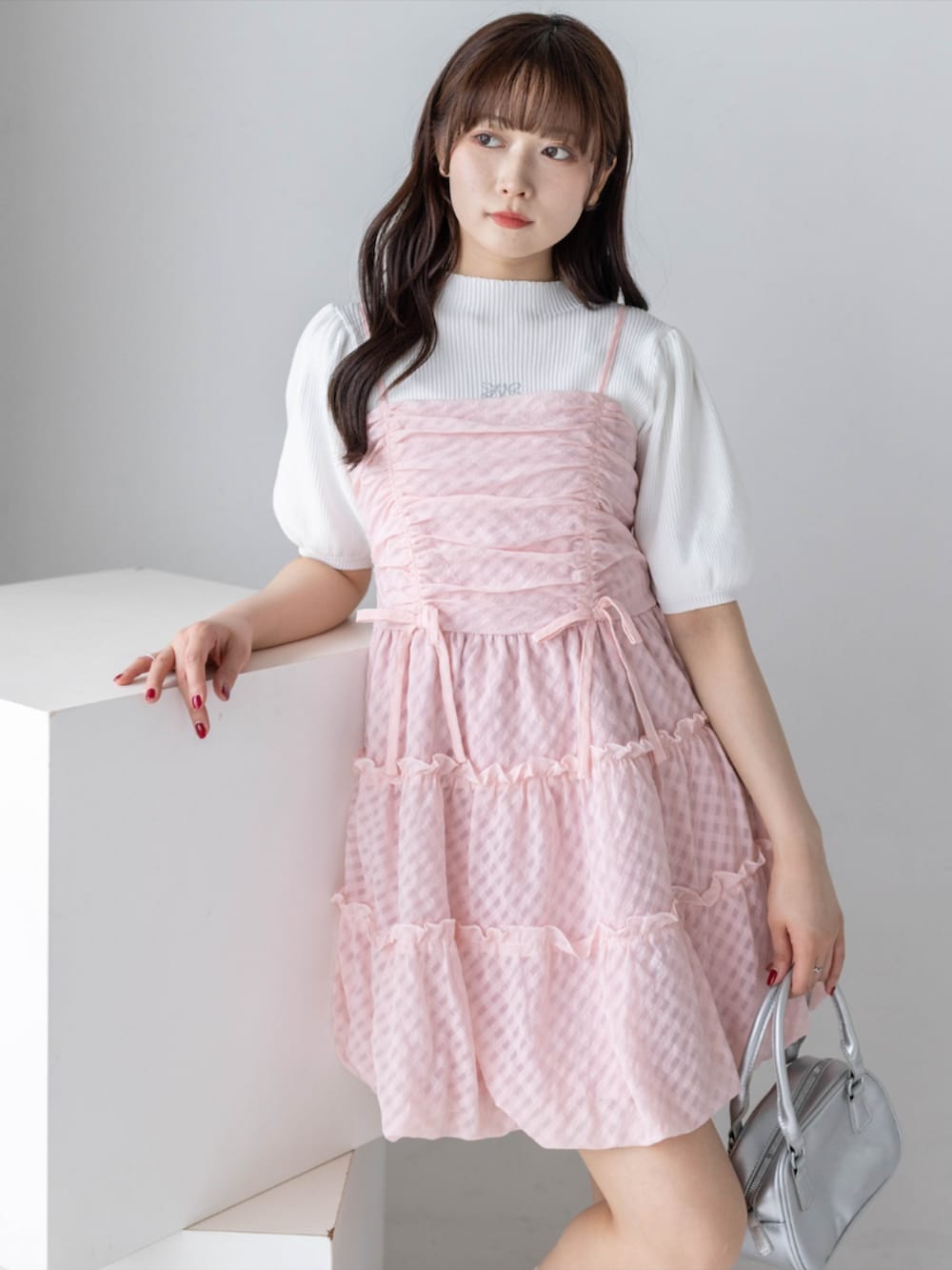 シルバー系のパンプス、ホワイト系のニット/セーター、ピンク系のワンピースを着用したレディースの春コーディネートの8枚目の写真