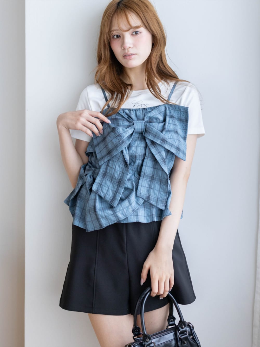 ブラック系のその他パンツ、ホワイト系のTシャツ/カットソー、ブルー系のキャミソールを着用したレディースの夏コーディネートの3枚目の写真