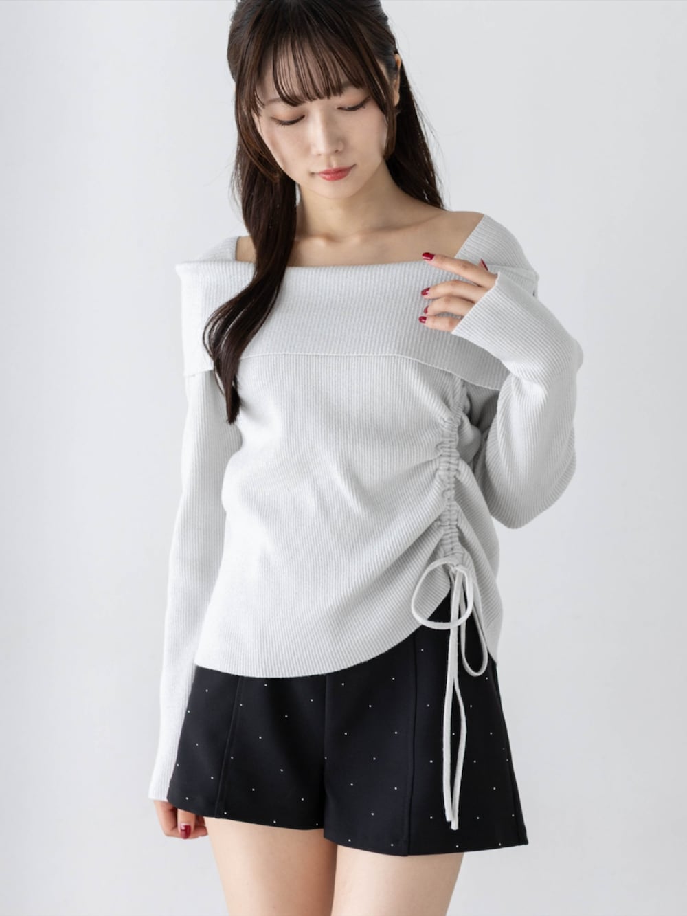 ブラック系のその他パンツ、ブラック系のブーツ、ホワイト系のニット/セーターを着用したレディースの秋コーディネートの4枚目の写真