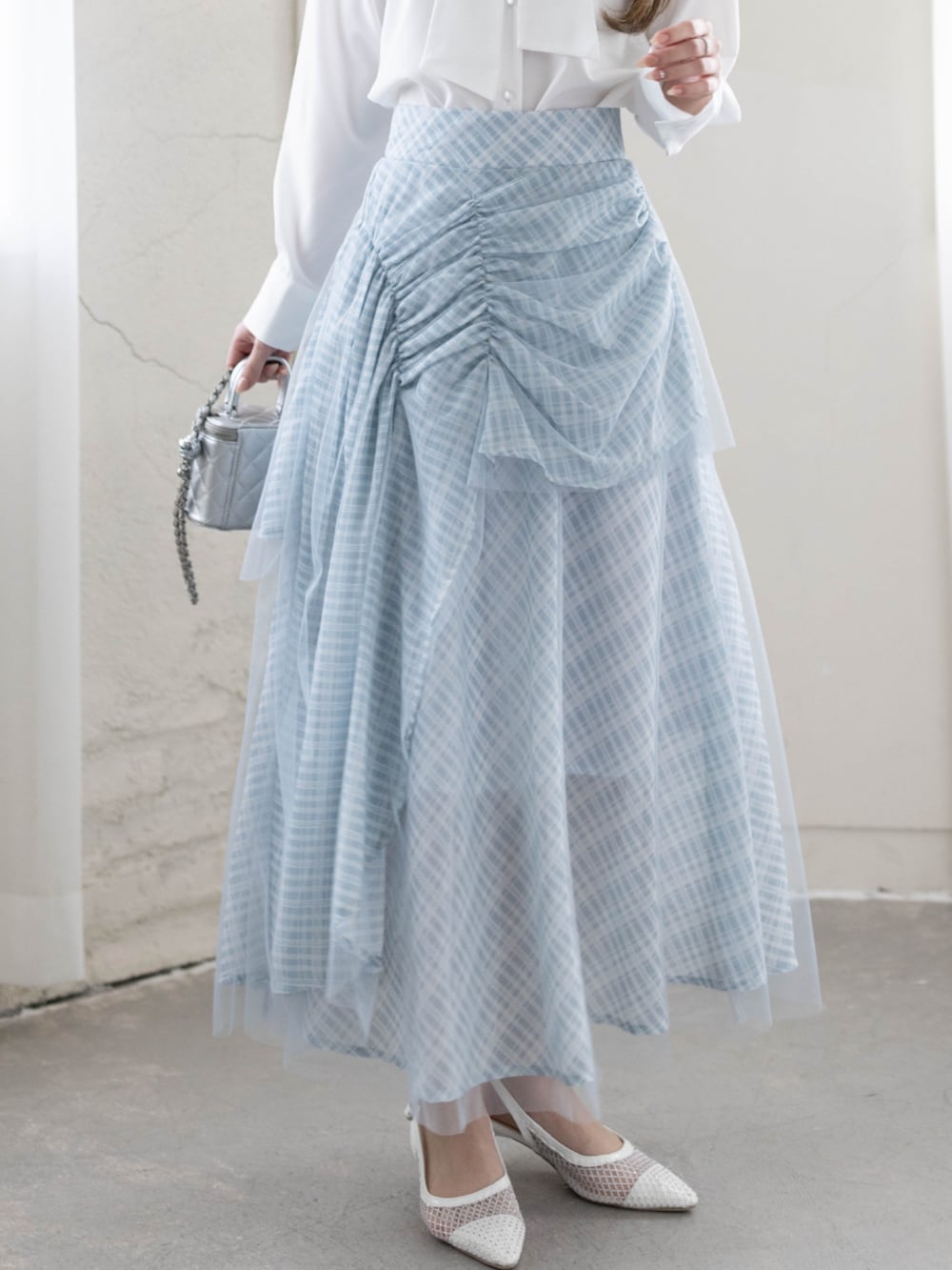 ホワイト系のシャツ/ブラウス、ブルー系のスカートを着用したレディースの冬コーディネートの3枚目の写真