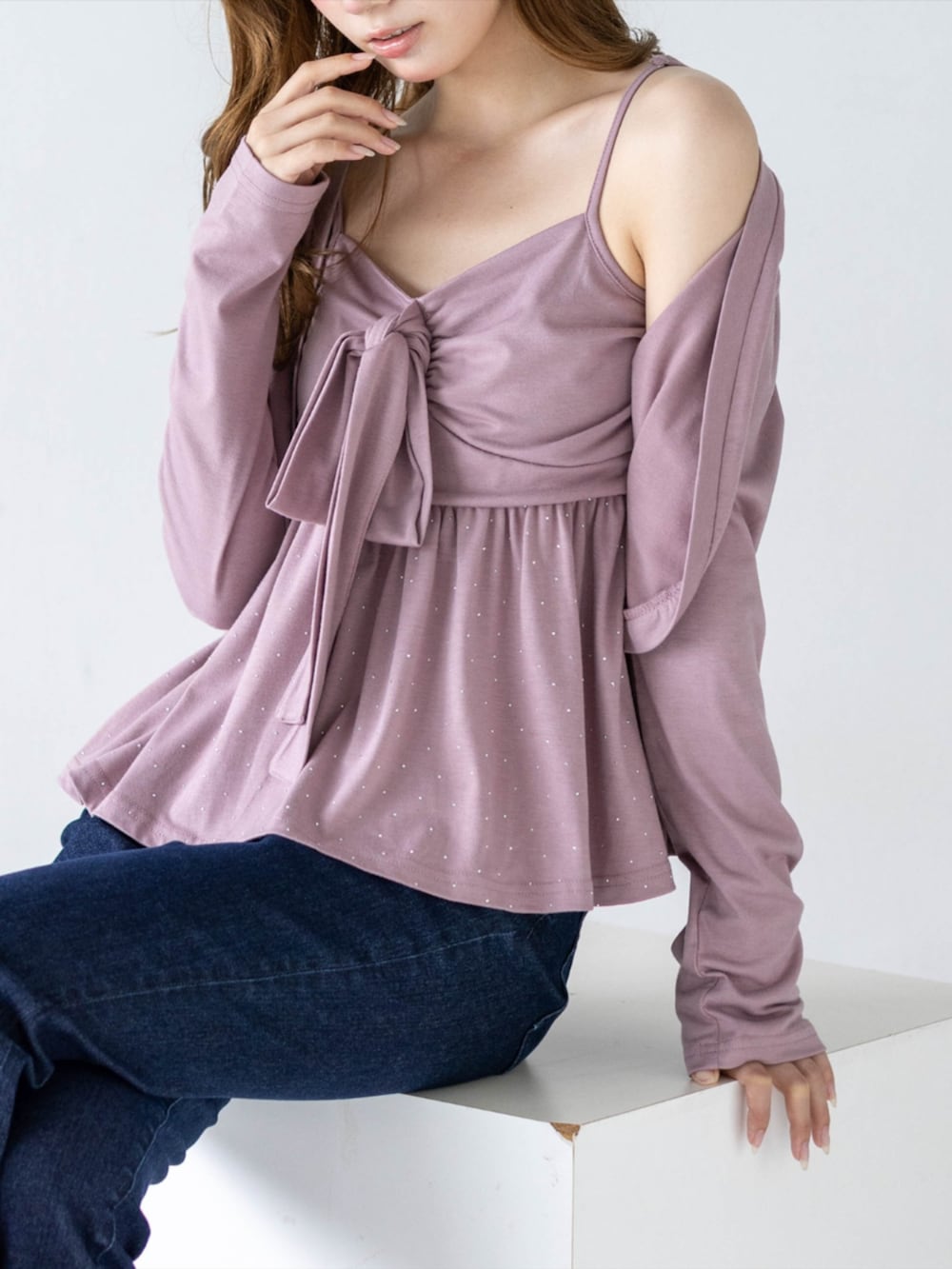 シルバー系のパンプス、ブルー系のデニムパンツ、ピンク系のTシャツ/カットソーを着用したレディースの夏コーディネートの6枚目の写真