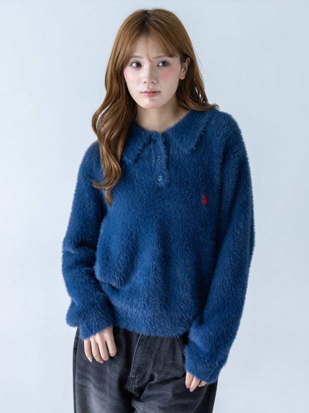 ブラック系のデニムパンツ、イエロー系のスニーカー、ブルー系のニット/セーターを着用したレディースの秋コーディネートの5枚目の写真