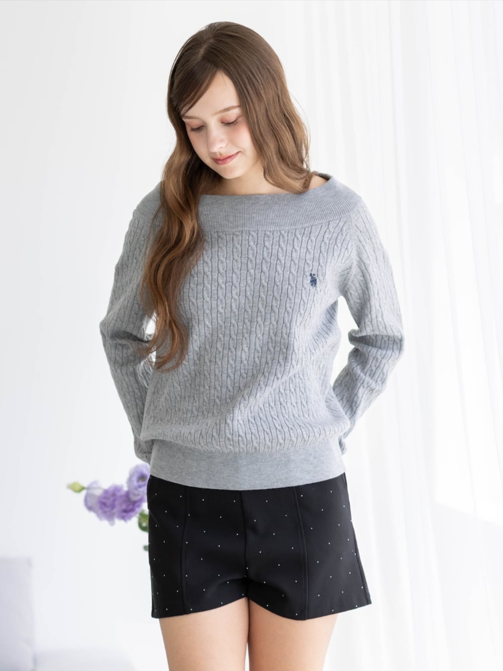 ブラック系のその他パンツ、ブラック系のパンプス、グレー系のニット/セーターを着用したレディースの秋コーディネートの7枚目の写真