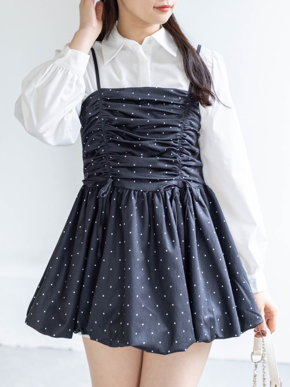 ブラック系のブーツ、ホワイト系のショルダーバッグ、ホワイト系のシャツ/ブラウスを着用したレディースの春コーディネートの6枚目の写真