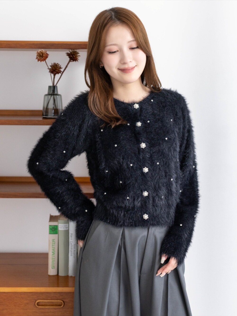 ブラック系のブーツ、グレー系のその他パンツ、ブラック系のカーディガン/ボレロを着用したレディースの秋コーディネートの7枚目の写真