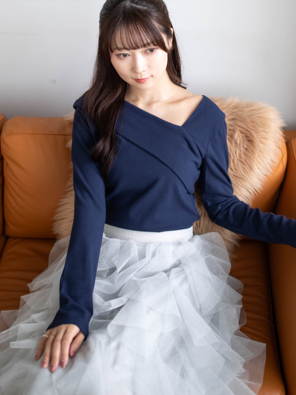 シルバー系のパンプス、グレー系のスカート、ブルー系のTシャツ/カットソーを着用したレディースの夏コーディネートの6枚目の写真