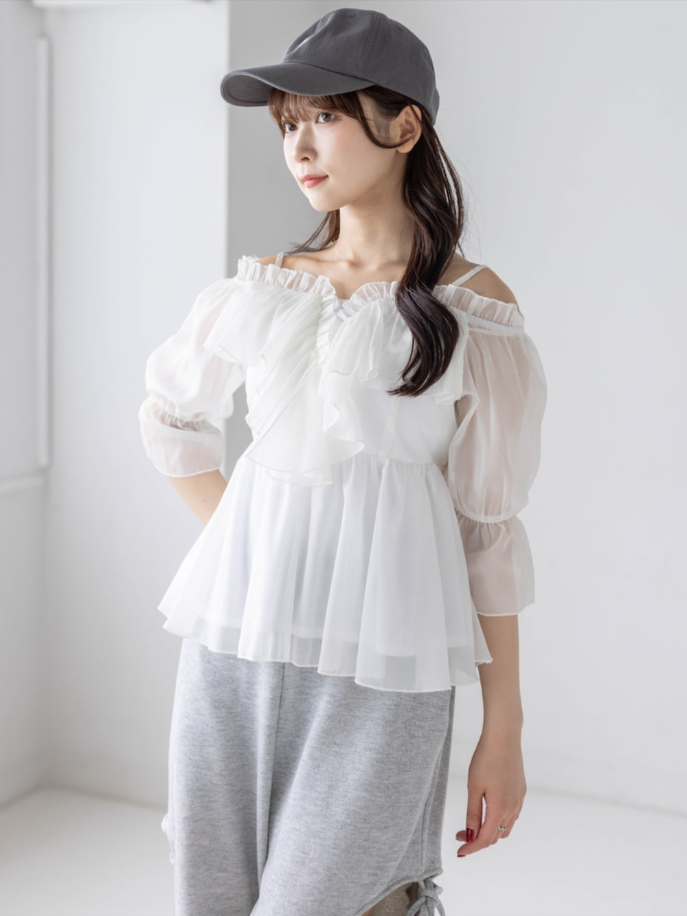 グレー系のスウェットパンツ、ホワイト系のシャツ/ブラウス、グレー系のキャップを着用したレディースの春コーディネートの9枚目の写真