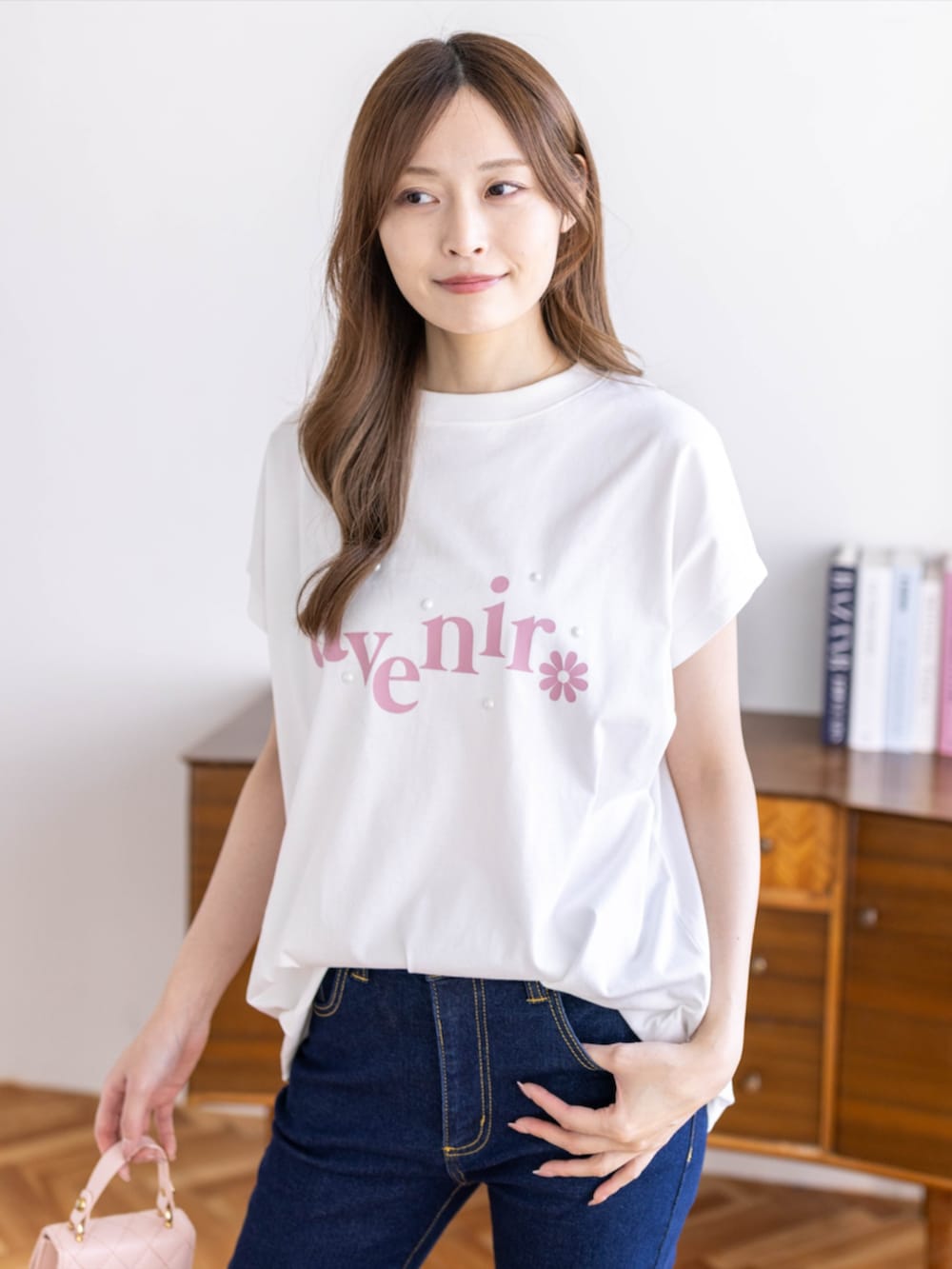 ブルー系のデニムパンツ、ホワイト系のパンプス、ホワイト系のTシャツ/カットソーを着用したレディースの春コーディネートの4枚目の写真