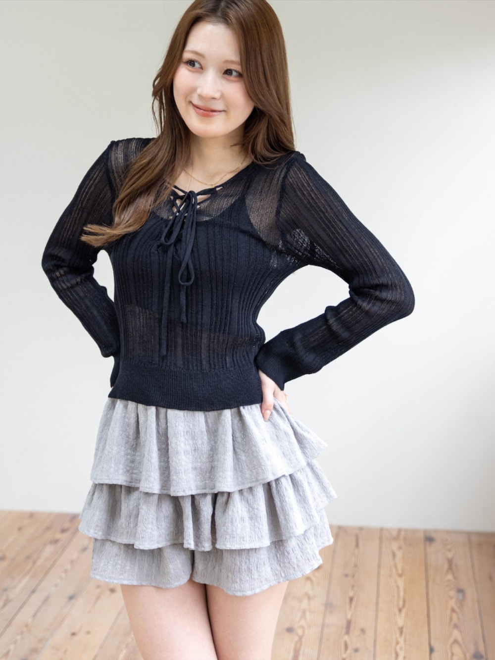 ブラック系のニット/セーター、グレー系のその他パンツ、ブラック系のサンダルを着用したレディースの春コーディネートの5枚目の写真