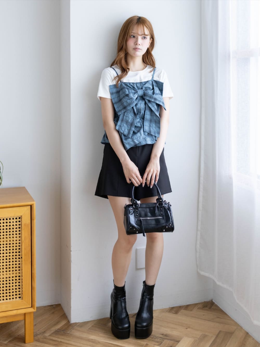 ブラック系のその他パンツ、ホワイト系のTシャツ/カットソー、ブルー系のキャミソールを着用したレディースの夏コーディネートの2枚目の写真