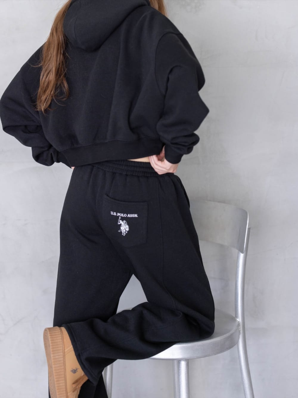 ブラック系のスウェットパンツ、ブラック系のパーカー、イエロー系のスニーカーを着用したレディースの秋コーディネートの7枚目の写真