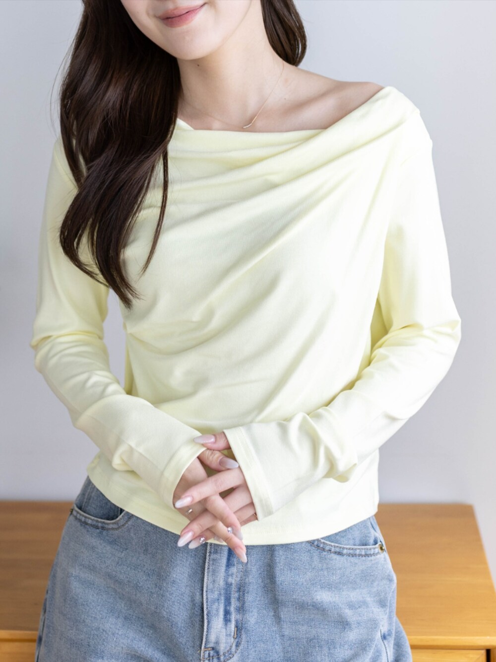 シルバー系のパンプス、ブルー系のデニムパンツ、イエロー系のTシャツ/カットソーを着用したレディースの秋コーディネートの4枚目の写真