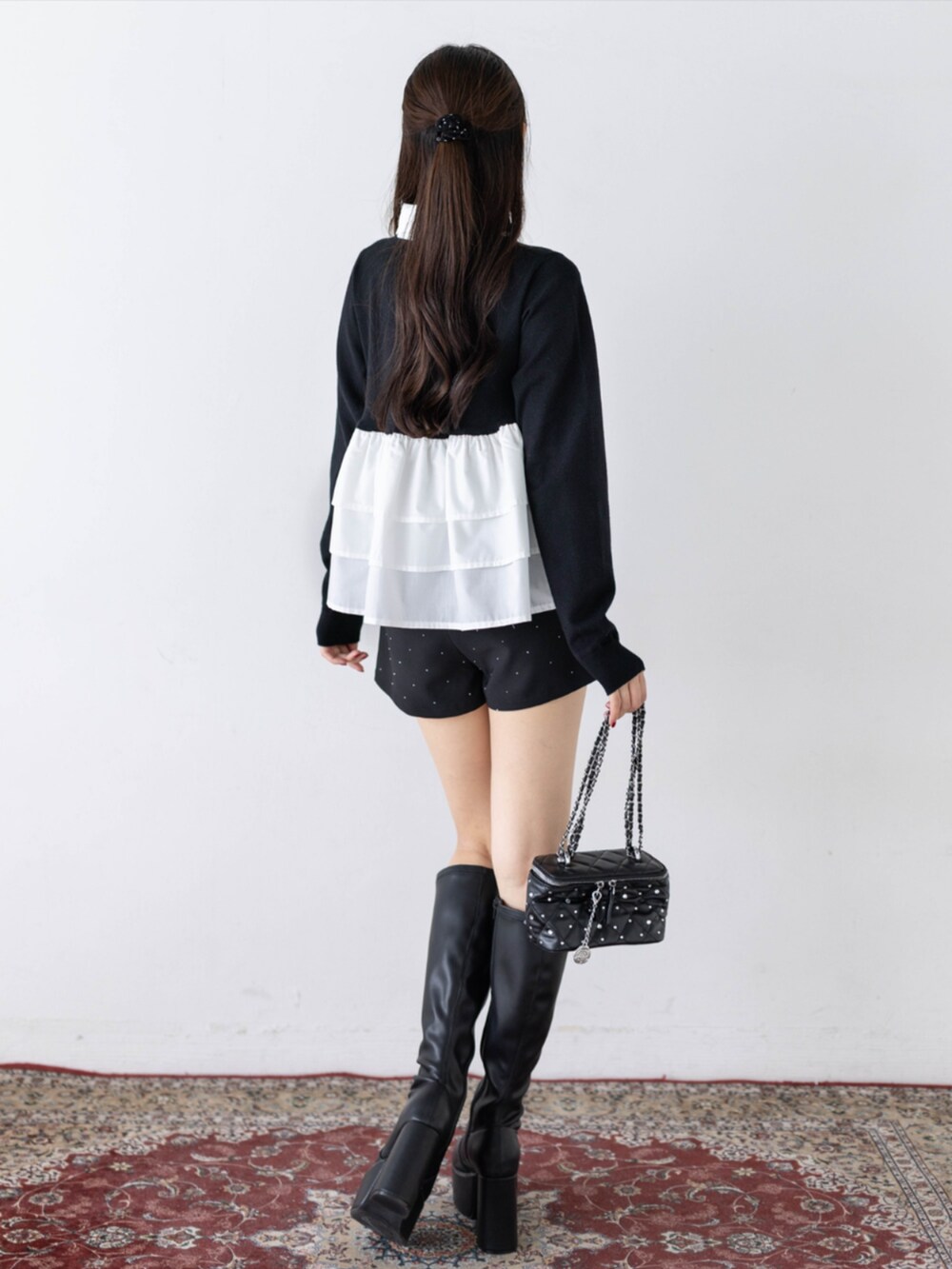 ブラック系のその他パンツ、ブラック系のブーツ、ブラック系のニット/セーターを着用したレディースの秋コーディネートの2枚目の写真